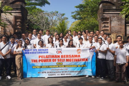 The Power of Self Motivation: Pelatihan Inspiratif PT BPR Suryajaya Kubutambahan di Gianyar 1 Foto Kegiatan Pelatihan Bersama