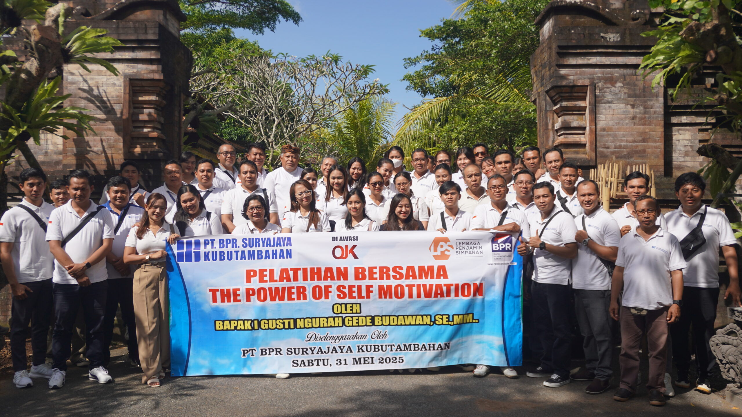 The Power of Self Motivation: Pelatihan Inspiratif PT BPR Suryajaya Kubutambahan di Gianyar 1 Foto Kegiatan Pelatihan Bersama
